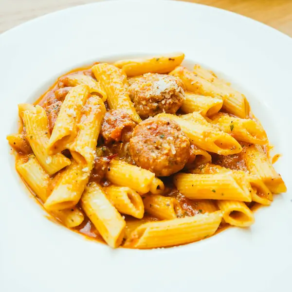 Köfte makarna sosu ile