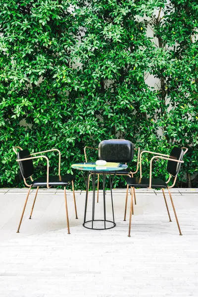 Boş sandalye ve masa mobilya
