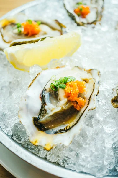 Ham ve taze istiridye kabuğu limon ile