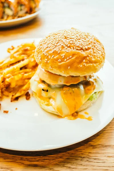 Hamburger ve patates kızartması