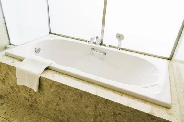 Интерьер ванной комнаты с белой ванной — стоковое фото