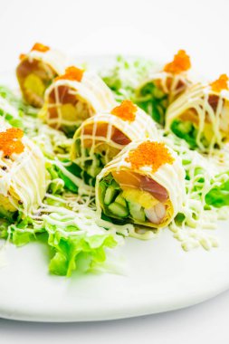 Suşi rulo ton balığı somon ve tatlı yumurta içinde