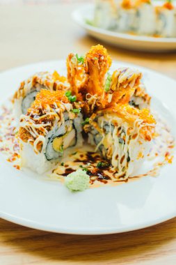 Suşi rulo beyaz tabak içinde 