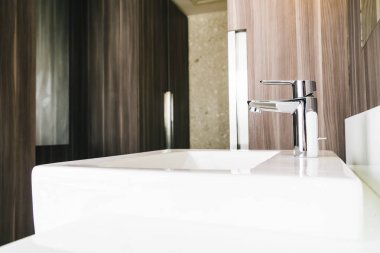 Beyaz modern lavabo ve banyo musluk