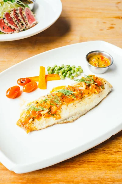 Carne de peixe robalo grelhado com molho — Fotografia de Stock