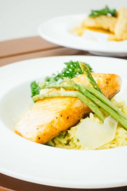 Eti biftek beyaz tabak içinde somon fileto 