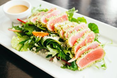 Ham ve taze orkinos et beyaz plaka - sağlıklı gıda tarzı sebze salatası ile