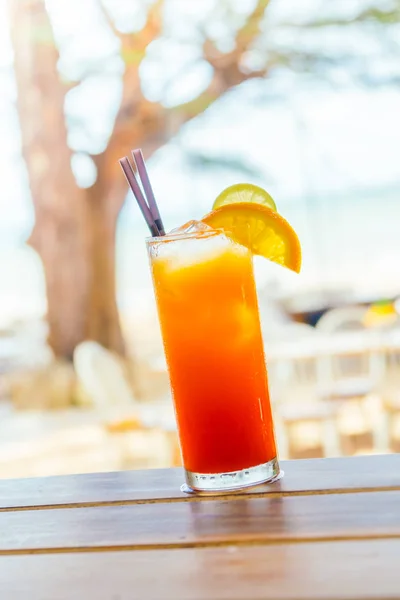 Cocktails gelados beber vidro com praia e fundo do mar — Fotografia de Stock