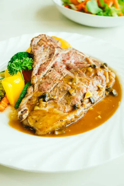 Grilled t-bone beef meat steak with vegetable — Stock Photo, Image