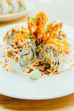 Suşi rulo beyaz tabak - Japon gıda tarzı