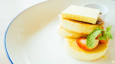 Şekerli tatlı krep tereyağı ve çilek ile 