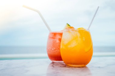 İçki kokteyl cam buzlu