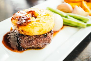 Izgara dana eti biftek beyaz tabakta sebze ile