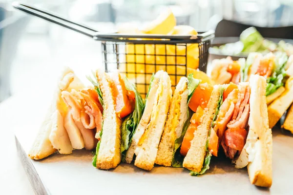 チキン ・ サンドイッチと朝食のフライド ポテトと野菜 — ストック写真