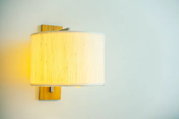 Lâmpada de luz na parede — Fotografia de Stock