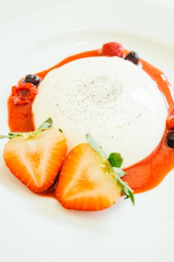 Çilek ve rasberry ile Panna cotta
