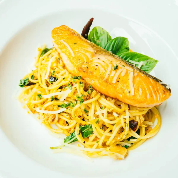 Spaghetti and Pasta with salmon fillet meat — Stock Photo, Image