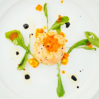 Avokado ile ham taze Somon tartar 