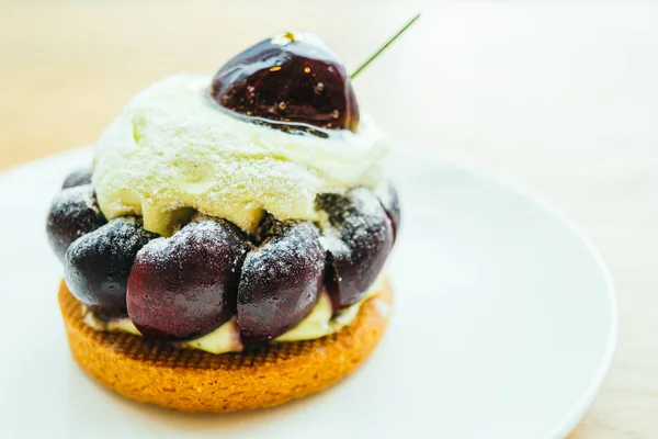 Söta dessert med körsbär på toppen paj och tårta — Stockfoto