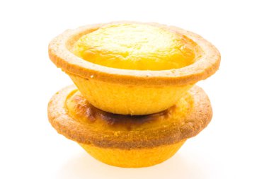 Beyaz arka planda izole edilmiş tart peynirli tatlı.