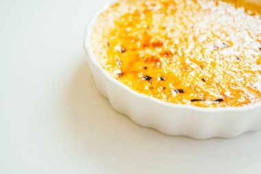 Vanilya krem brulee şekerli tatlı beyaz plaka - renk filtresi işleme