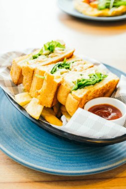 Patates kızartması ile avokado ve tavuk etli sandviç