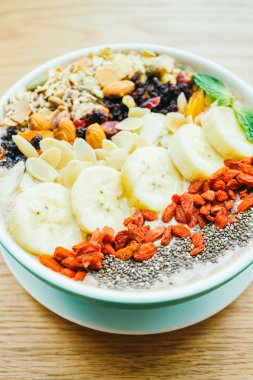 Müsli ve granola karışık meyve