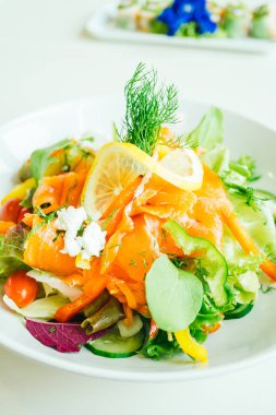 Füme somon et salata