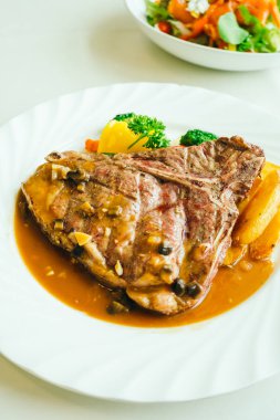Sebzeli ızgara t-bone sığır eti biftek