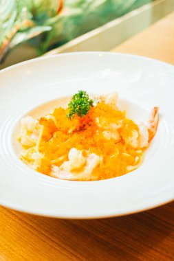 Spagetti carbonara karides ve karides