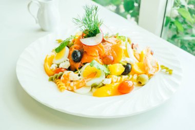 karışık deniz ürünleri salatası