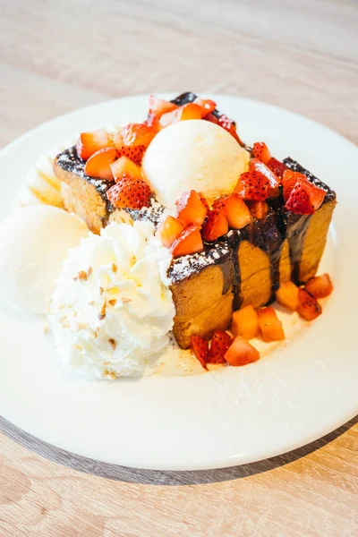 Dondurma ve çilek ve muz ile bal tost