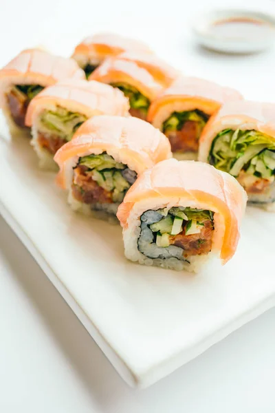 Сырой свежий суши с васаби в белой тарелке — стоковое фото