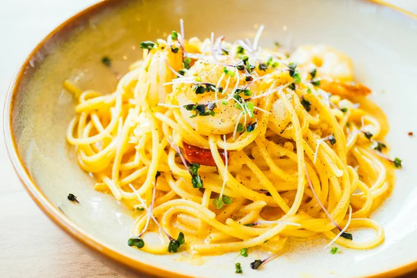 Spagetti ve makarna karides ve sos ile
