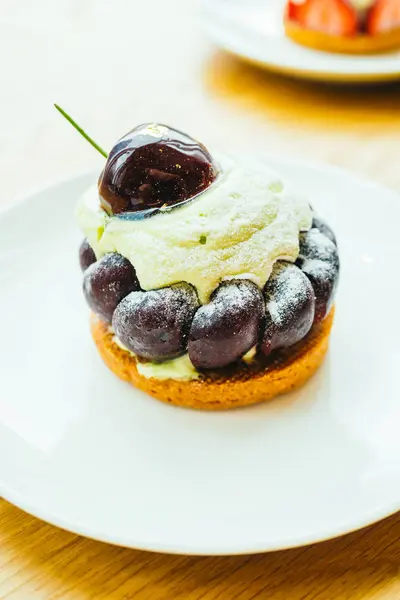 Şekerli tatlı pasta ve tart kiraz ile