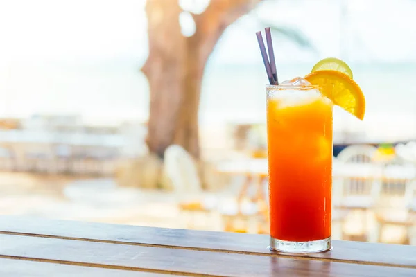 Eiscocktails trinken Glas mit Strand und Meer Hintergrund — Stockfoto