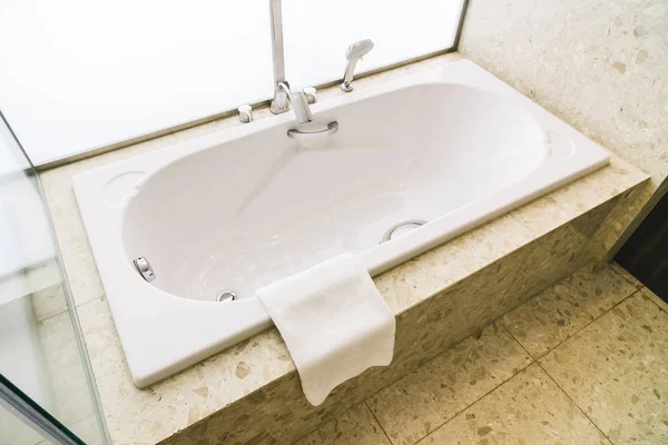 욕실의 흰색 욕조 장식 인테리어 — 스톡 사진