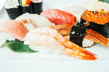 Ham ve taze suşi roll 