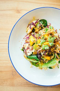 Kızarmış tavuk ve sebze salatası.