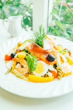 karışık deniz ürünleri salatası