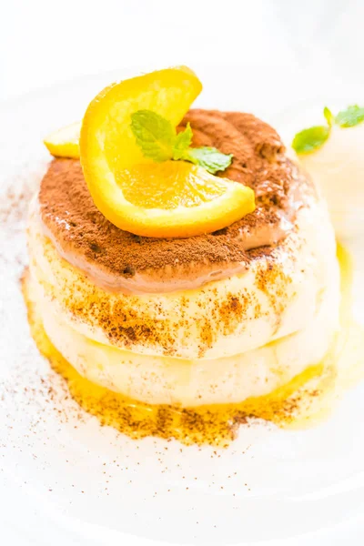 Pfannkuchen mit Orange obendrauf — Stockfoto