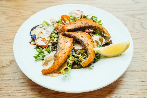 Izgara somon fileto etli sebze salatası