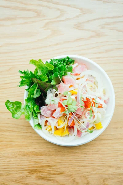 Sebze salata ile ham ve taze orkinos