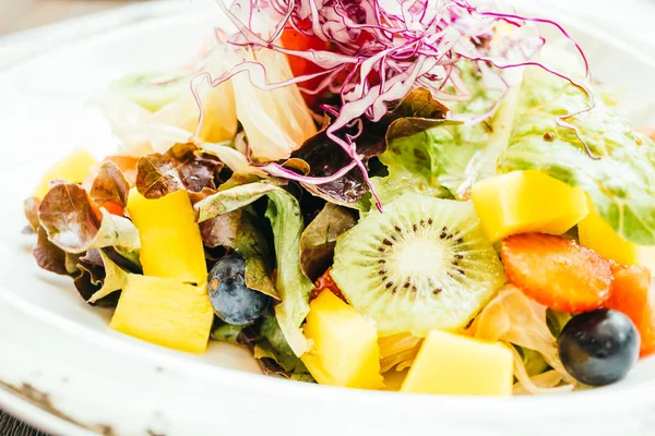 Salada de fruto com verdura em chapa — Fotografia de Stock