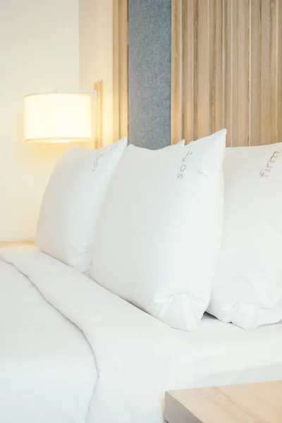 Подушки на кровати украшения интерьера спальни — стоковое фото