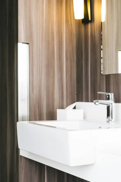 Bílé moderní umyvadlo a baterie v koupelně — Stock fotografie