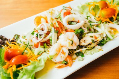 Tay tarzı ile karışık Baharatlı deniz ürünleri salatası