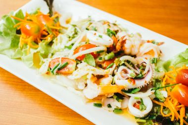 Tay tarzı ile karışık Baharatlı deniz ürünleri salatası