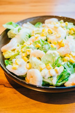 Taze karides veya karides ile sebze salatası - sağlıklı gıda tarzı