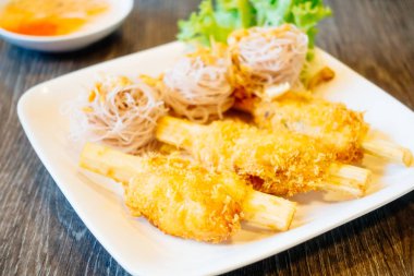 Kızarmış karides ile şeker kamışı